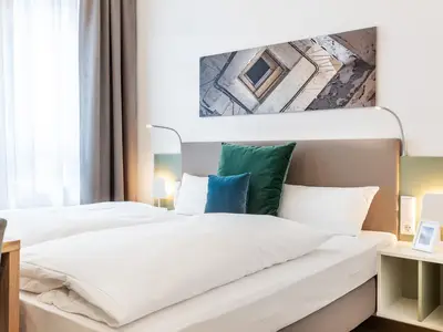Wohn-/Schlafbereich mit Boxspringbett