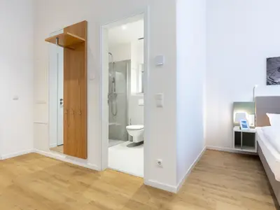 Wohn-/Schlafbereich mit Zugang zum Badezimmer