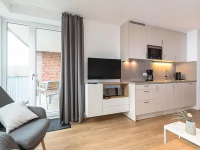Küchenzeile mit Flatscreen TV