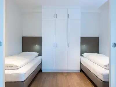 2. Schlafzimmer mit zwei Einzelbetten
