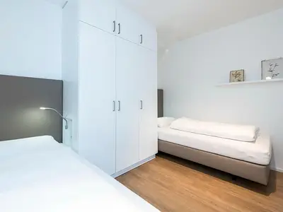 Schlafzimmer mit zwei Einzelbetten