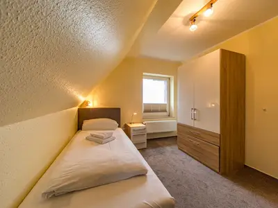 Schlafzimmer mit zwei Einzelbetten