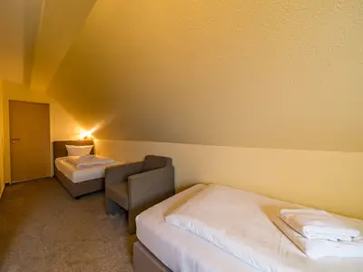 Schlafzimmer mit zwei Einzelbetten