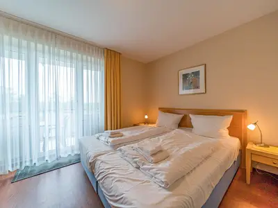 Schlafzimmer mit Doppelbett