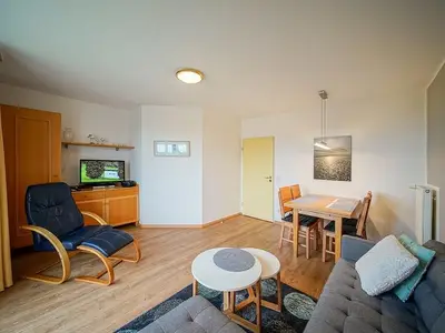 Wohnbereich mit Sitzgelegenheit und TV