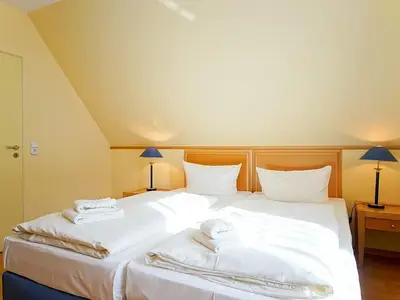 Schlafzimmer mit Doppelbett