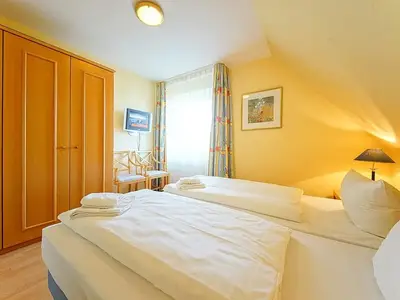 Schlafzimmer mit Kleiderschrank und TV