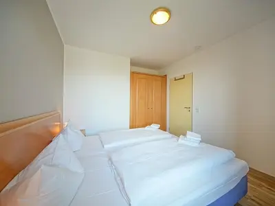 Schlafzimmer mit Doppelbett und Kleiderschrank