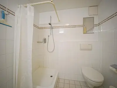 Badezimmer mit Dusche und WC