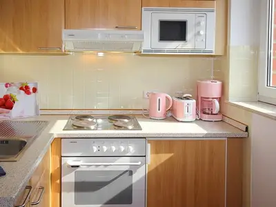 Küchenzeile mit Mikrowelle