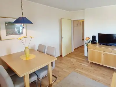 Wohnbereich mit Esstisch und TV