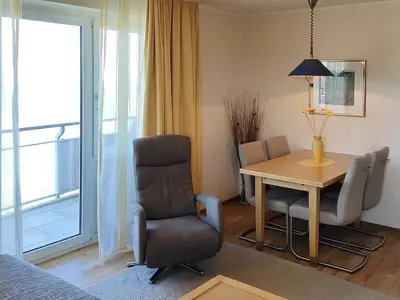 Wohnbereich mit Zugang zum Balkon