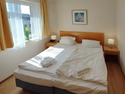 Schlafzimmer mit Doppelbett