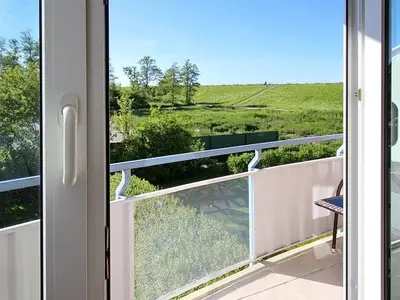 Überdachter Balkon mit Blick ins Grüne