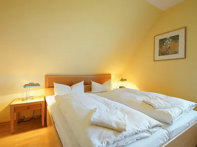Schlafzimmer mit Doppelbett