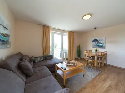 Wohnbereich mit Zugang zum Balkon