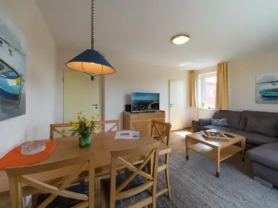 Wohnbereich mit Esstisch und TV