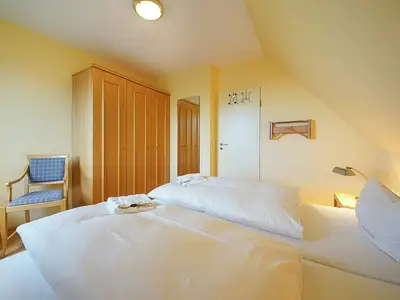 Schlafzimmer mit Doppelbett und Kleiderschrank