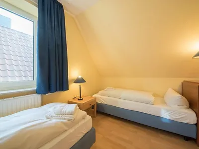 Schlafzimmer mit zwei Einzelbetten