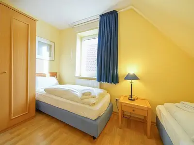 Schlafzimmer mit Kleiderschrank