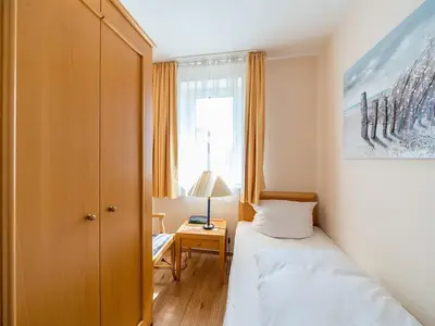 Schlafzimmer mit Kleiderschrank