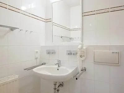 Badezimmer mit Waschtisch und Spiegel