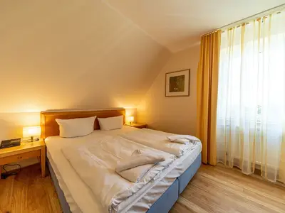 Schlafzimmer mit Doppelbett