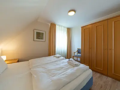 Schlafzimmer mit Kleiderschrank