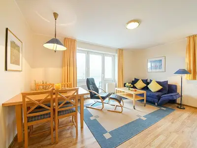 Wohnbereich mit Schlafsofa und Esstisch