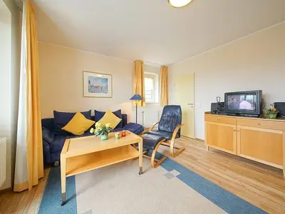 Wohnbereich mit Schlafsofa und TV