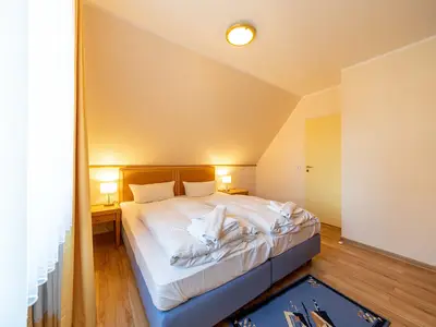 Schlafzimmer mit Doppelbett