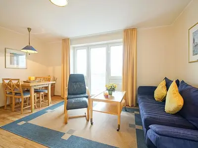 Wohnbereich mit Zugang zum Balkon