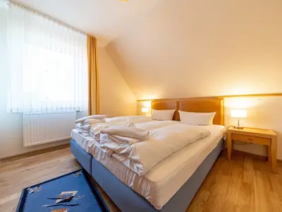 Schlafzimmer mit Doppelbett