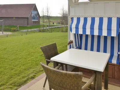 Terrasse mit Strandkorb und Sitzgelegenheit