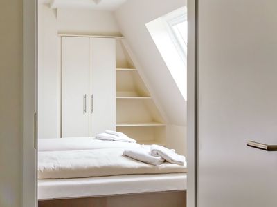 Schlafzimmer mit Doppelbett und Kleiderschrank