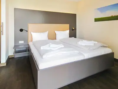 Schlafzimmer mit Doppelbett
