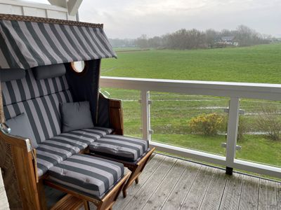 Balkon mit Strandkorb und Gartenmöbeln