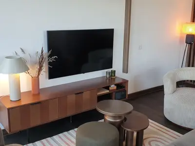Wohn-Essbereich mit Couch und Flatscreen-TV