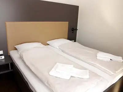 Schlafzimmer mit Doppelbett