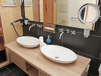 Badezimmer mit Dusche