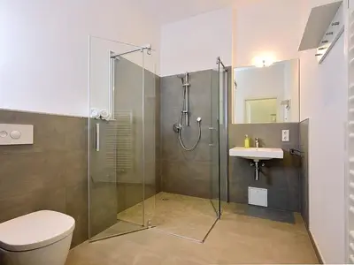 Badezimmer mit Dusche, WC und Waschtisch