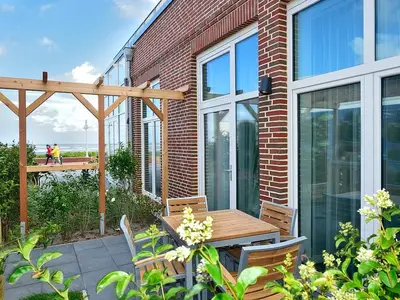 Terrasse mit seitlichem Blick aufs Meer