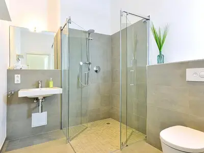 Badezimmer mit Dusche, WC und Waschtisch