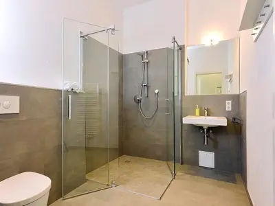 Badezimmer mit Dusche, WC und Waschtisch