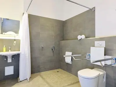 Badezimmer mit Dusche, WC und Waschtisch