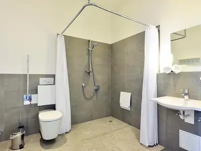 Badezimmer mit Dusche, WC und Waschtisch