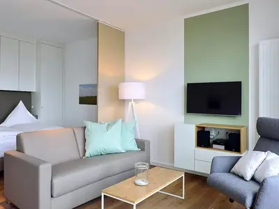 Wohn/ Essbereich Couch, Tisch und Fernseher