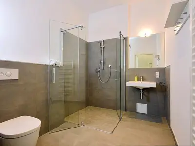 Badezimmer mit Dusche, WC und Waschtisch