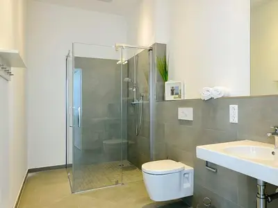 Badezimmer mit Dusche, WC und Waschtisch