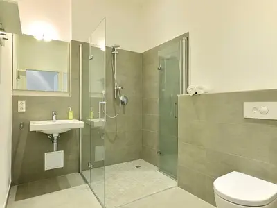 Badezimmer mit Dusche, WC und Waschtisch
